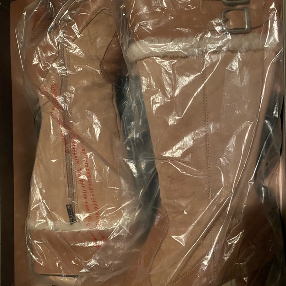 **FINAL SALE**UGG HEELED BOOTS. SIZE 8. COLOR: TAUPE - Picture 5 of 7